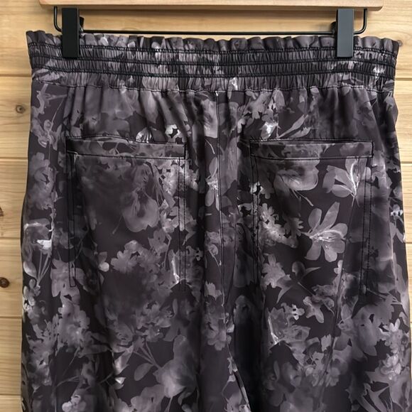 Athleta Size 10 Floral Grayscale Printed High Rise Savannah Jogger - Picture 8 of 13